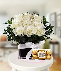 Elegant White Roses in Va...